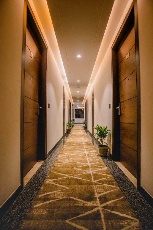 400 m2, 21 yatak odalı, 21 banyolu Müstakil Ev, Tajganj bölgesinde Agra  Dış mekan fotoğraf