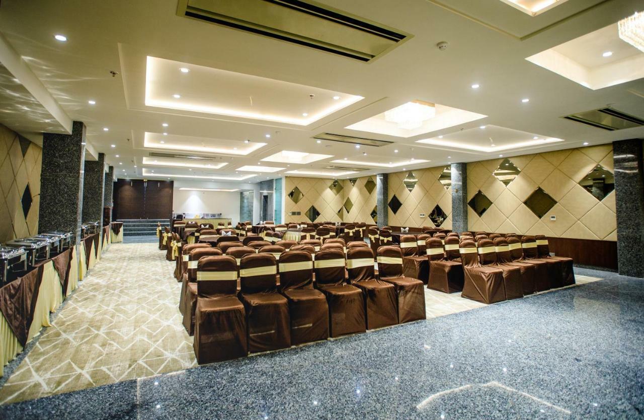 400 m2, 21 yatak odalı, 21 banyolu Müstakil Ev, Tajganj bölgesinde Agra  Dış mekan fotoğraf