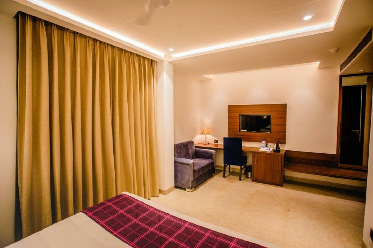 400 m2, 21 yatak odalı, 21 banyolu Müstakil Ev, Tajganj bölgesinde Agra  Dış mekan fotoğraf