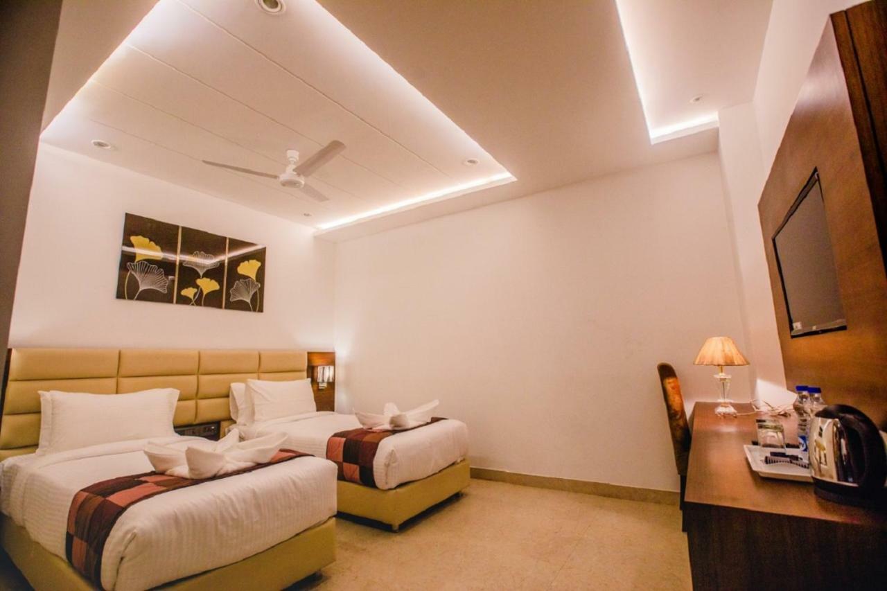 400 m2, 21 yatak odalı, 21 banyolu Müstakil Ev, Tajganj bölgesinde Agra  Dış mekan fotoğraf