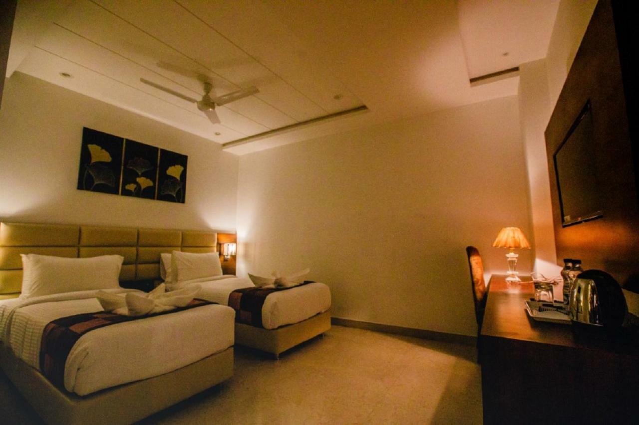 400 m2, 21 yatak odalı, 21 banyolu Müstakil Ev, Tajganj bölgesinde Agra  Dış mekan fotoğraf